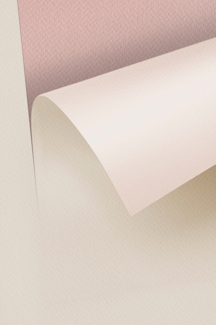 Photo gratuit papier artisanal beige blanc roulé