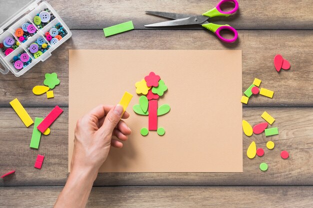 Papier beige décoré avec un autocollant sur une table en bois