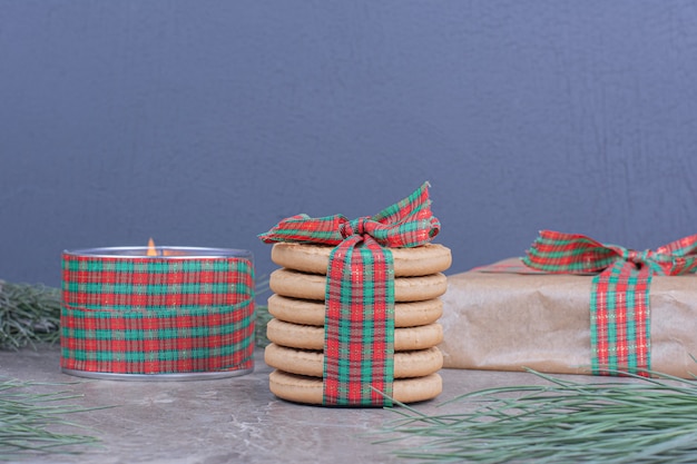 Papier à biscuits avec une boîte cadeau en carton autour