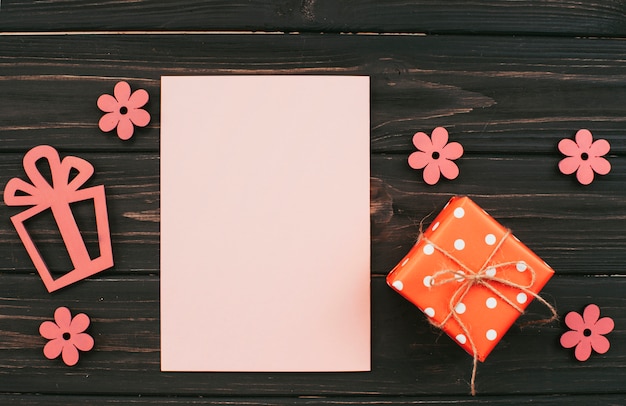 Papier blanc avec boîte-cadeau sur la table