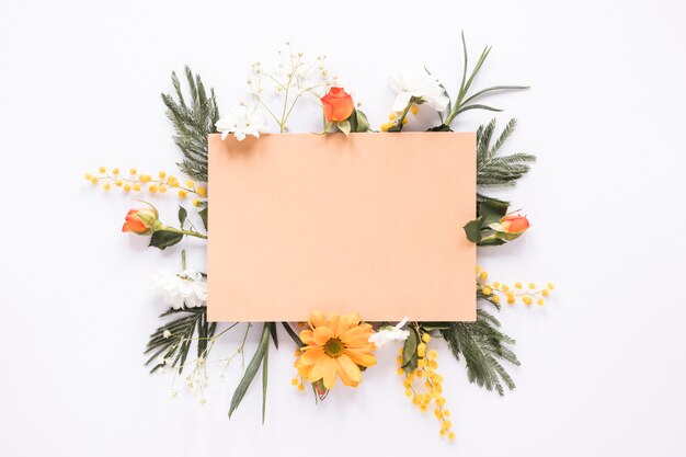 Papier blanc sur différentes fleurs sur la table