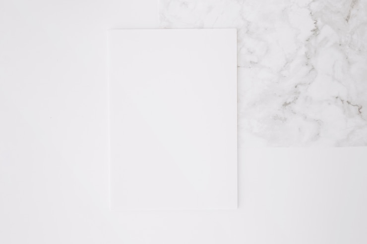 Photo gratuit papier blanc sur fond de bureau blanc