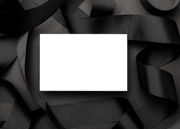 Papier blanc sur fond noir élégant