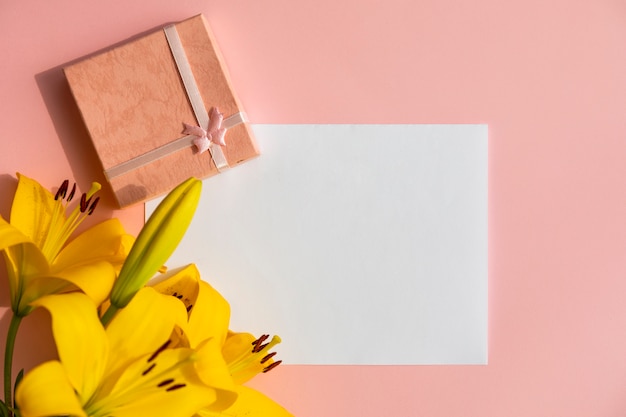 Photo gratuite papier blanc ordinaire avec des fleurs de lys
