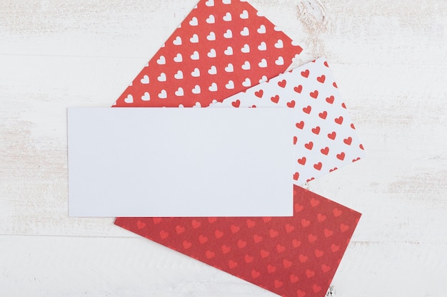 Photo gratuite papier blanc avec papiers à motif coeur