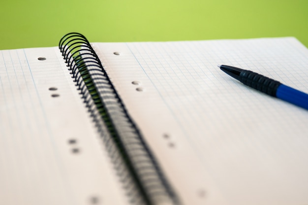 Papier blanc pour note avec crayon, cahier et crayon pour note