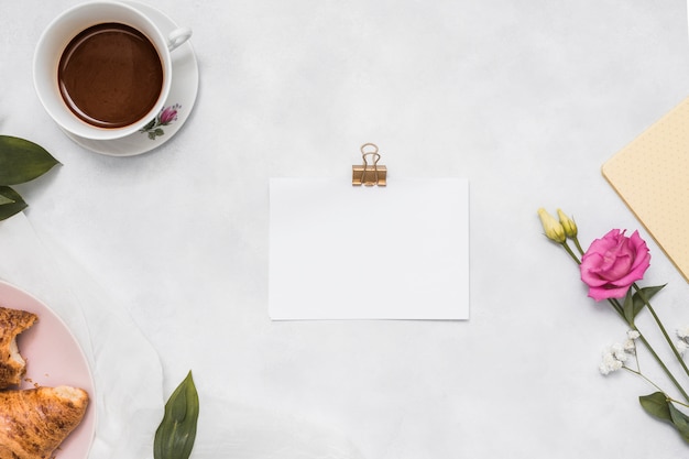 Photo gratuite papier blanc avec une tasse de café et rose