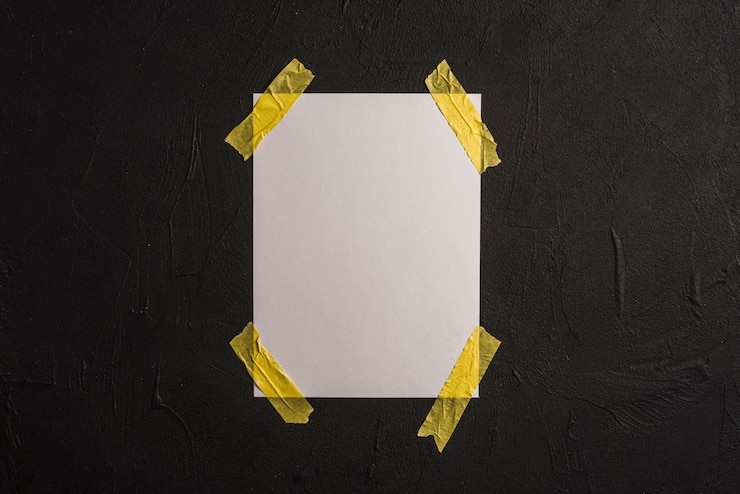 Photo gratuit papier blanc vierge sur le mur de béton