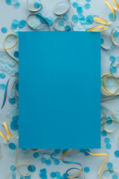 Photo gratuite papier bleu et confettis espace copie