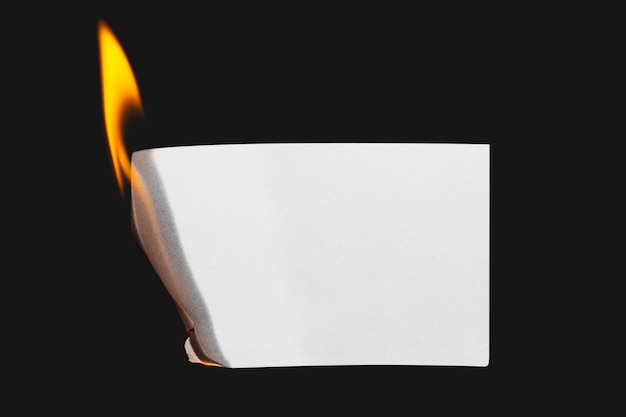 Photo gratuite papier brûlant, flamme réaliste avec espace de conception vierge