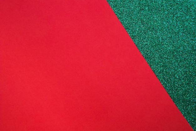 Papier carton rouge sur une surface verte