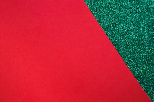 Papier carton rouge sur une surface verte