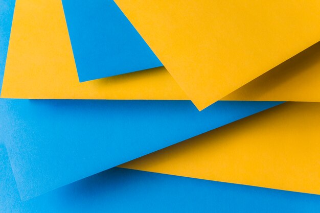 Papier cartonné jaune et bleu superposés