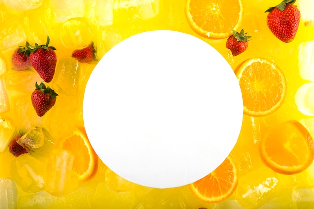 Papier sur cocktail avec des fraises et des oranges