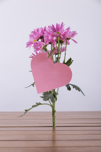 Photo gratuite papier coeur sur fleur