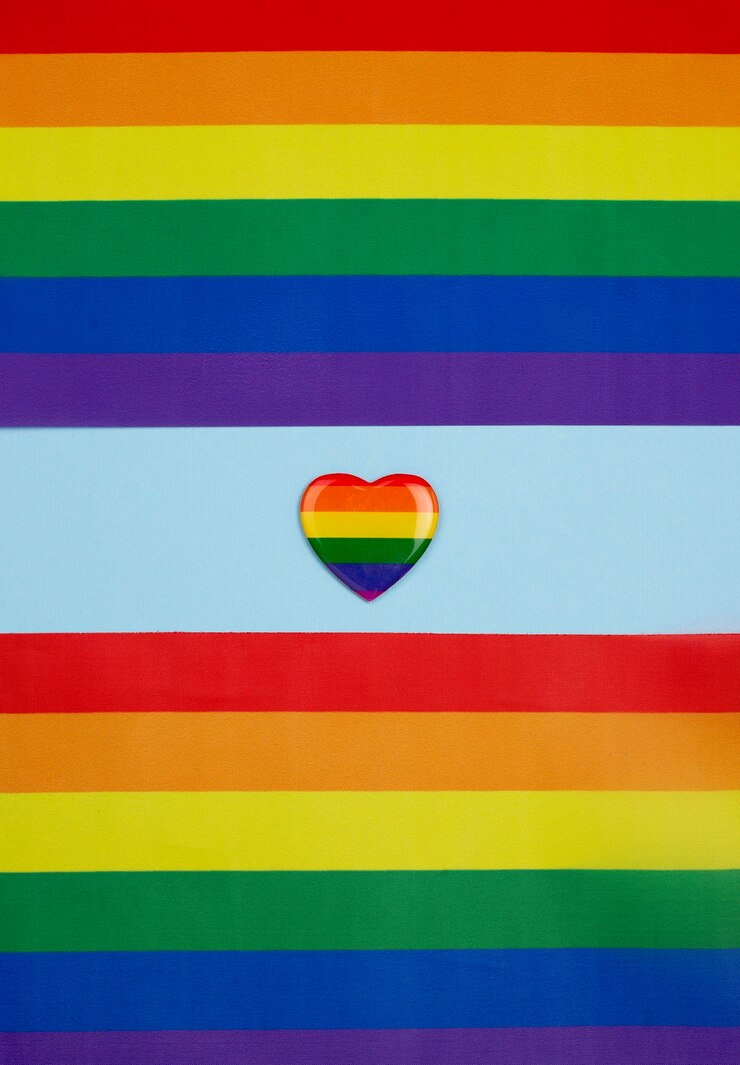 Photo gratuit papier coloré avec badge coeur
