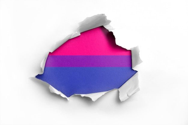 Papier déchiré avec drapeau Bisexuel