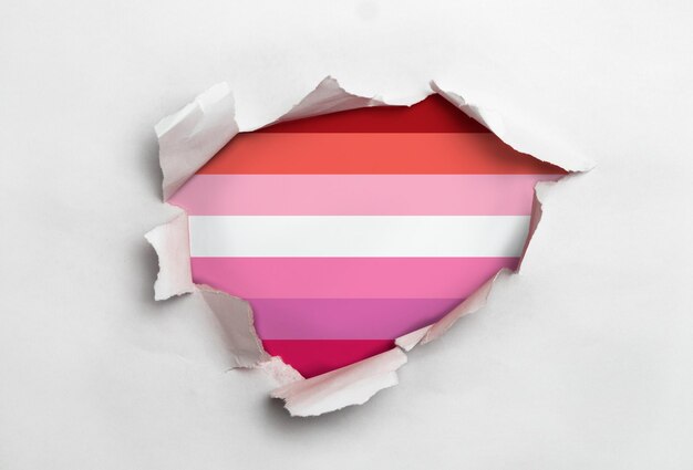 Papier déchiré avec drapeau lesbienne