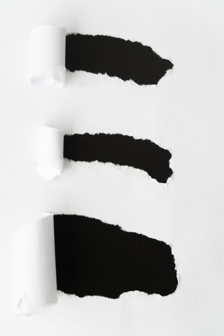 Photo gratuit papier déchiré révélant le noir