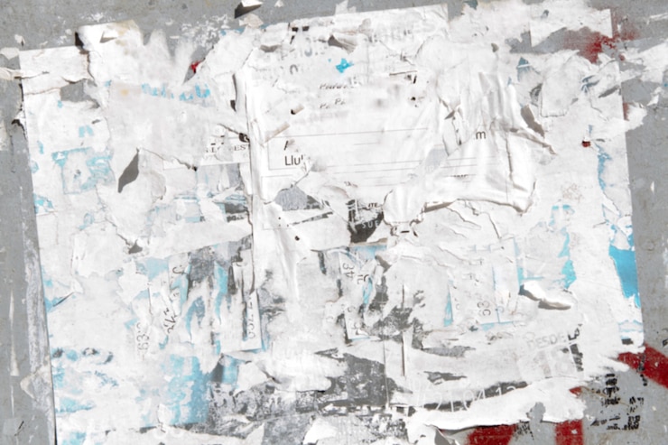 Photo gratuit papier décomposant sur un mur