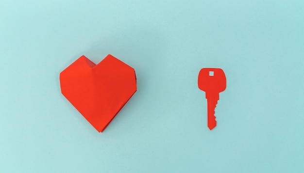 Photo gratuite papier découpé de clé pour le coeur comme un symbole de l'amour.