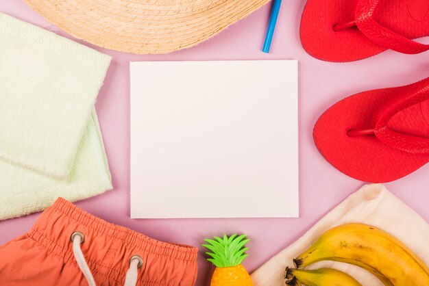 Papier entre accessoires d&#39;été et fruits