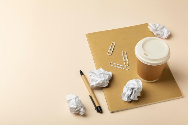 Papier froissé à angle élevé et tasse à café