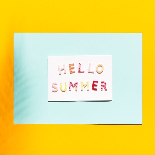 Papier avec inscription sur Hello Summer