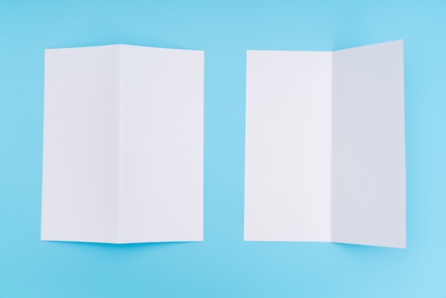 Papier modèle blanc bifold sur fond bleu.