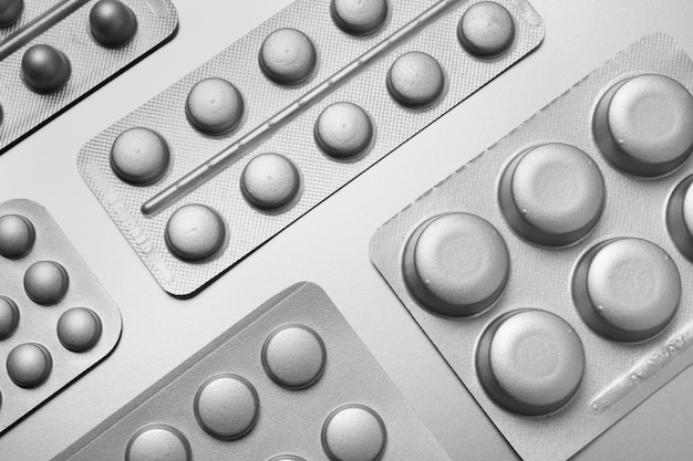 Photo gratuite papier peint esthétique argenté avec vue de dessus de pilules