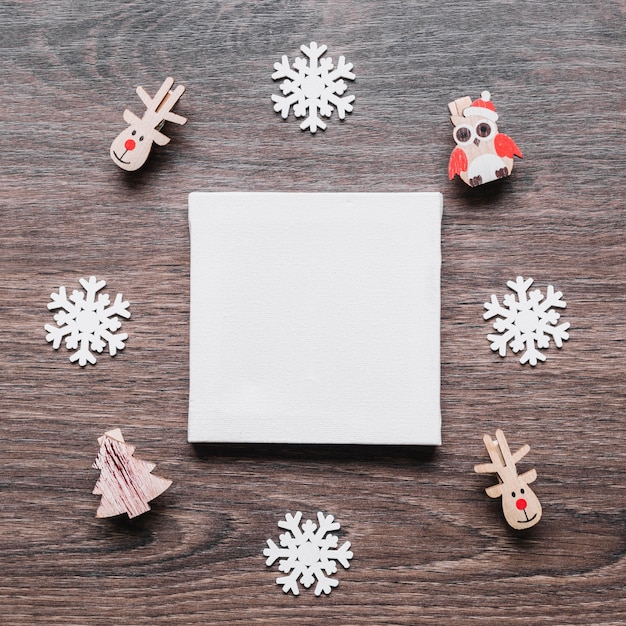 Photo gratuite papier avec petits jouets de noël