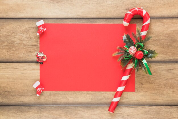 Papier près de canne de Noël et de petites décorations