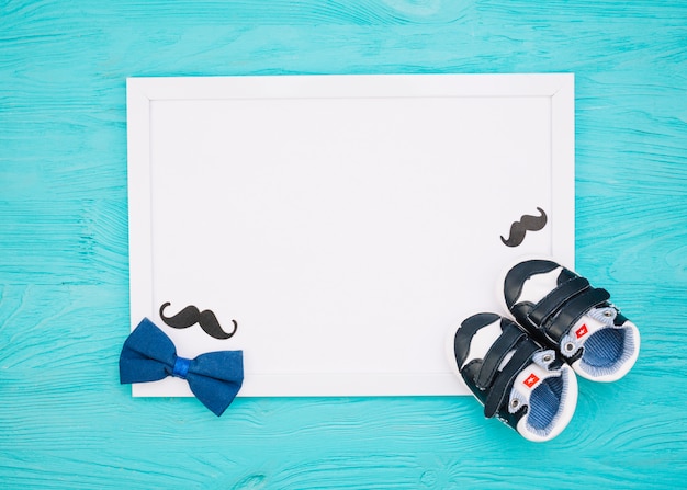 Photo gratuite papier près de moustache, noeud papillon et chaussures