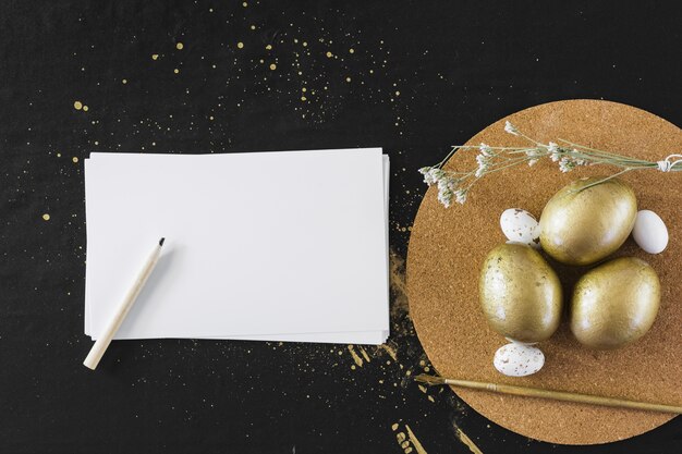 Papier près des oeufs sur le panneau rond