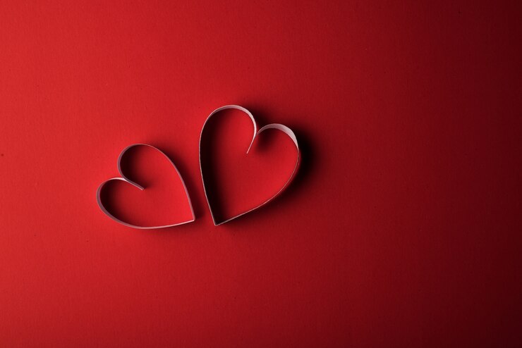 Photo gratuit papier red hearth sur fond rouge