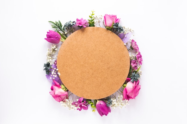 Papier rond sur différentes fleurs sur table