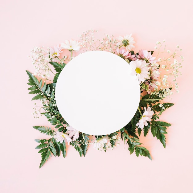 Photo gratuite papier rond sur fleurs