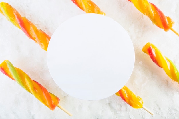 Papier rond sur la glace aux fruits