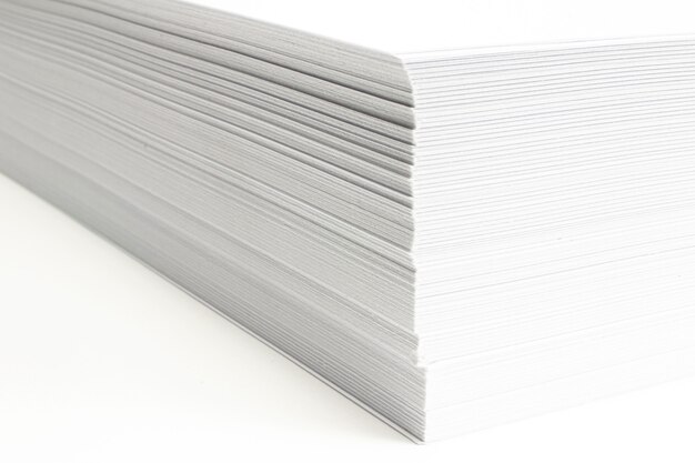 Papier à en-tête vide ar pile macro vue avec mise au point sélective sur fond blanc.