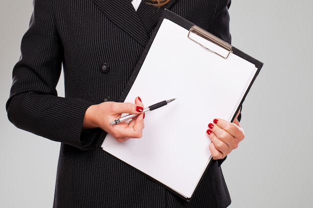 Papier vierge dans les mains de femme d'affaires