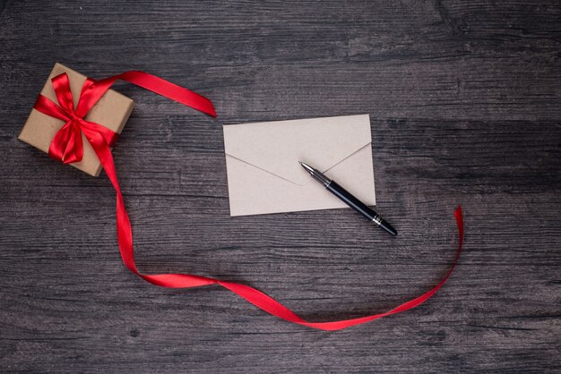 Papier de vue sur l&#39;enveloppe du filtre en bois