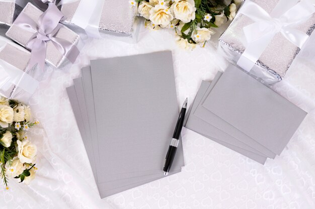 papiers de mariage en blanc avec des cadeaux