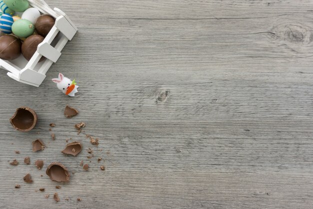 Pâques jour de fond avec des œufs en chocolat et lapin