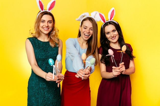 Pâques. Joyeuses Pâques. Femmes drôles dans les oreilles de lapin s&#39;amuser ensemble, célébrant les vacances
