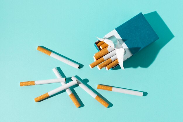 Paquet de cigarettes sur fond bleu