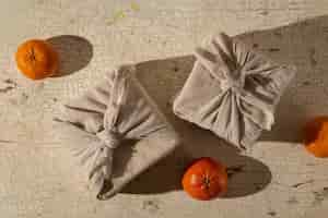 Photo gratuite paquet de furoshiki vue de dessus et oranges