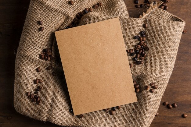 Paquet et grains de café sur un sac