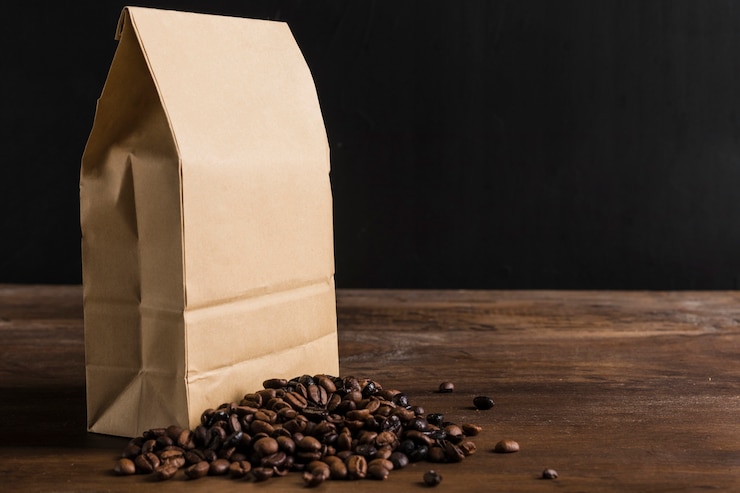 Photo gratuit paquet et grains de café