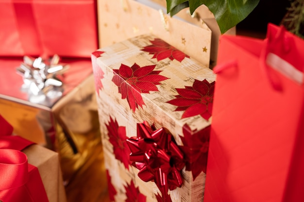 Photo gratuite les paquets de cadeaux sous l'arbre