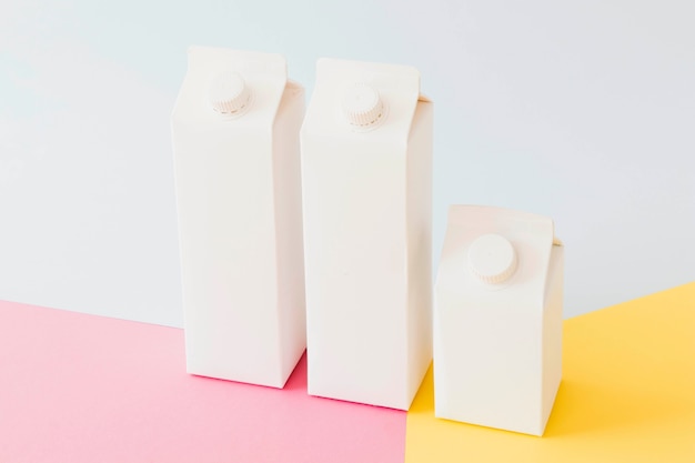 Paquets de lait en carton sur un tableau lumineux